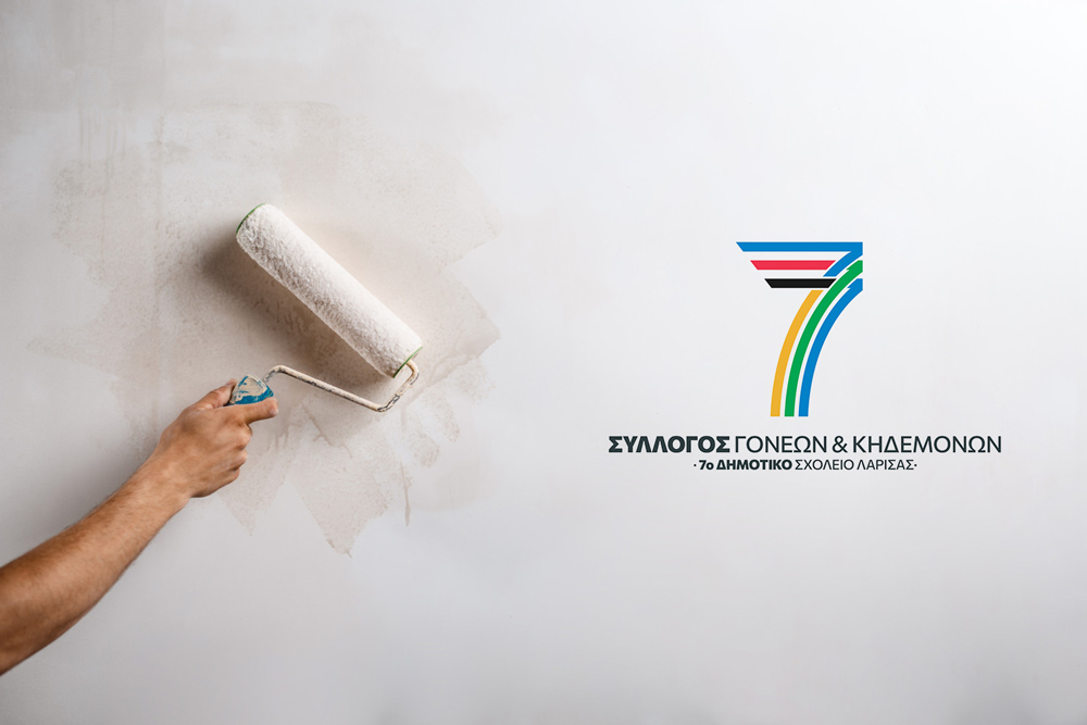 ρολό που βάφει τοίχο με το λογότυπο του συλλόγου γονέων & κηδεμόνων του 7ου δημοτικού
