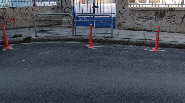 κολονάκια και κάγκελο στην είσοδο του σχολείου 2