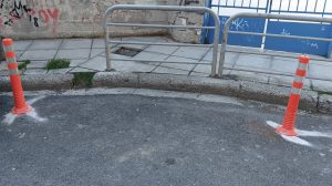 κολονάκια και κάγκελο στην είσοδο του σχολείου