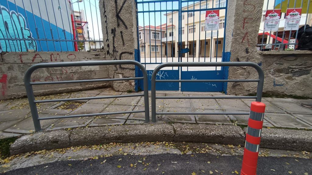 βαμμένα προστατευτικά κάγκελα